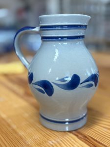 Die Bemalung der Bembel kann von den Abbildungen abweichen. Alle Bembel sind Unikate und von Hand bemalt.