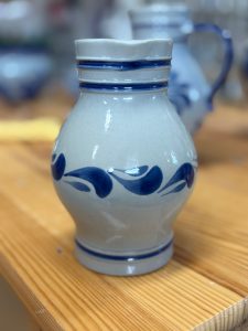 Die Bemalung der Bembel kann von den Abbildungen abweichen. Alle Bembel sind Unikate und von Hand bemalt.